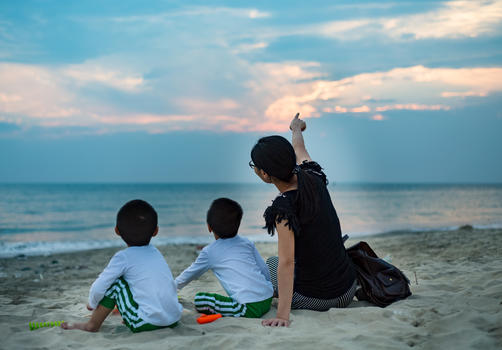 海边的一家人图片素材免费下载