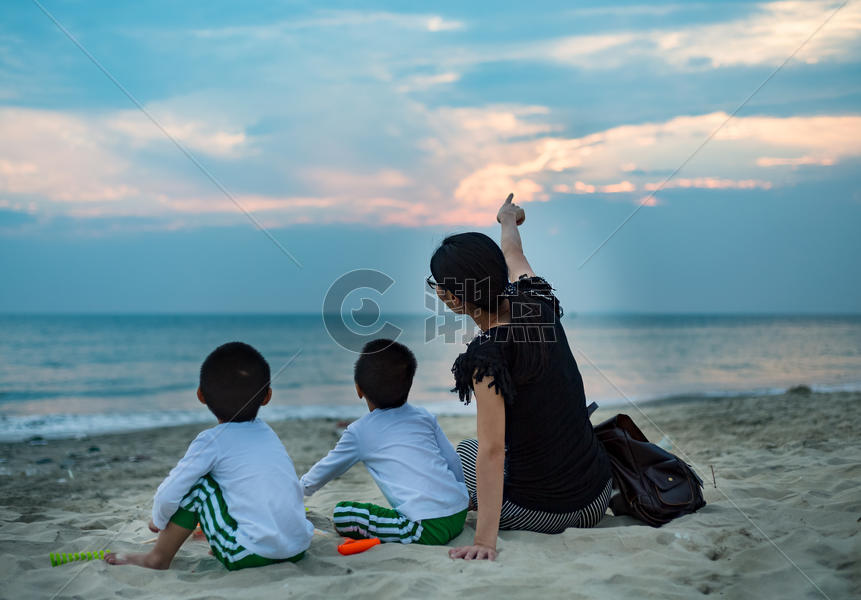 海边的一家人图片素材免费下载
