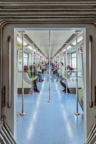 城市出行乘客乘坐地铁图片素材免费下载