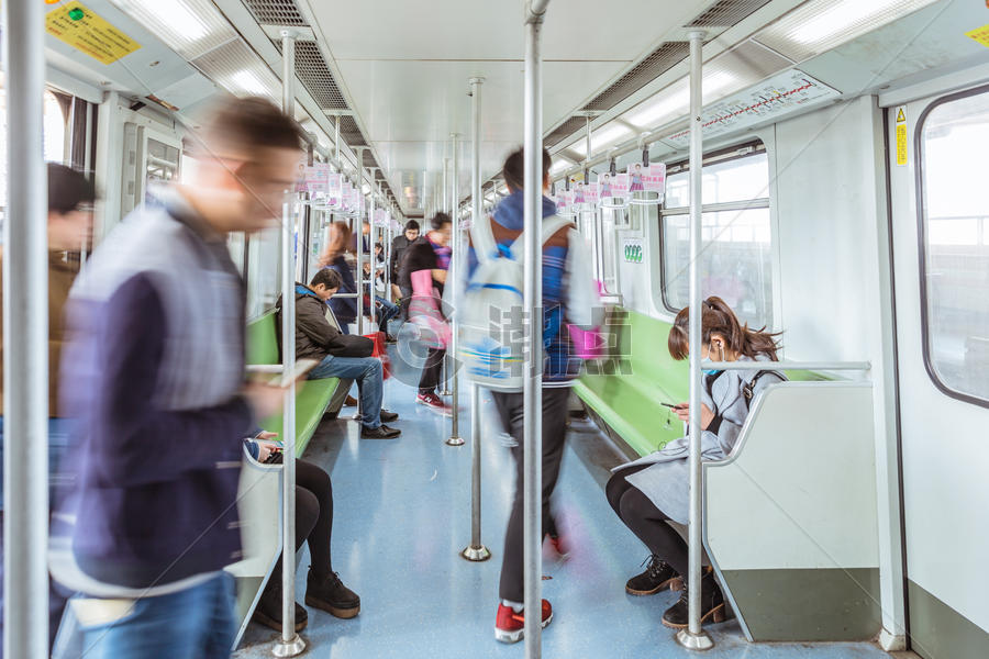 城市出行乘客乘坐地铁图片素材免费下载