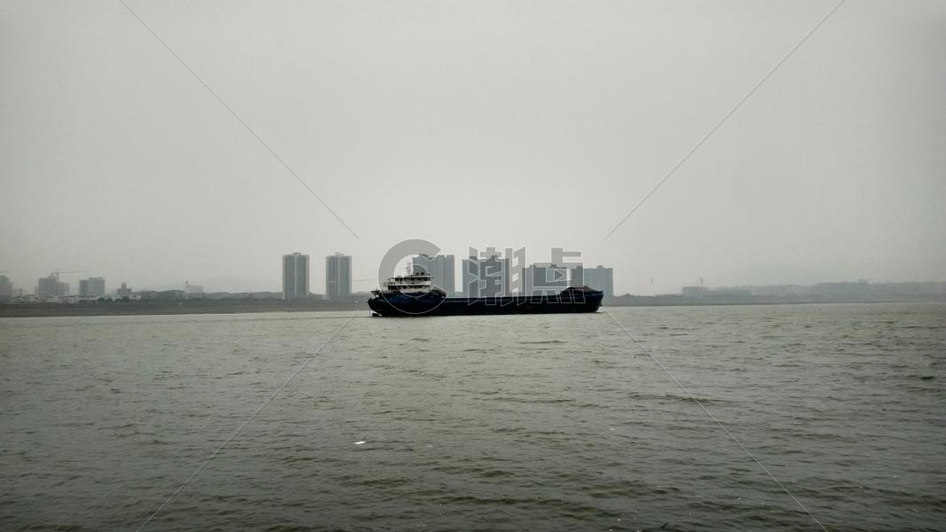静止在湘江中的轮船图片素材免费下载