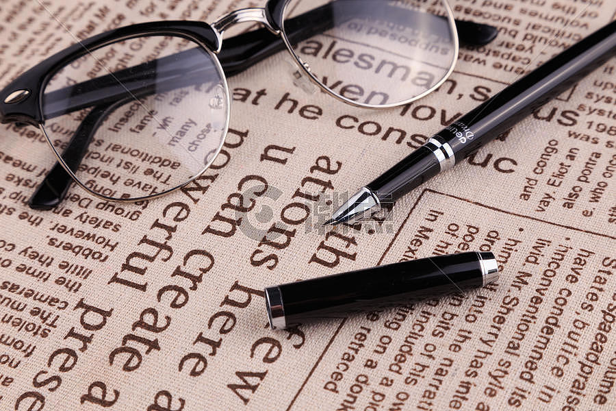 眼镜钢笔和报纸图片素材免费下载