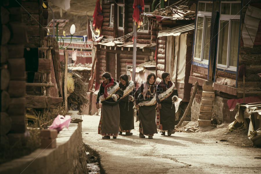 虔诚的藏民图片素材免费下载
