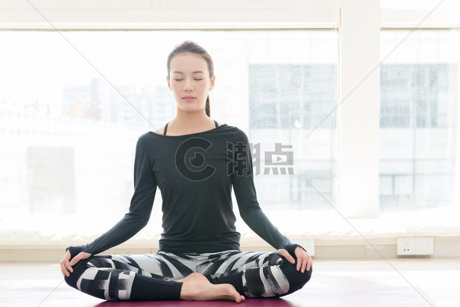 女性室内瑜伽图片素材免费下载