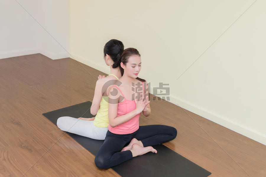 室内双人瑜伽运动图片素材免费下载