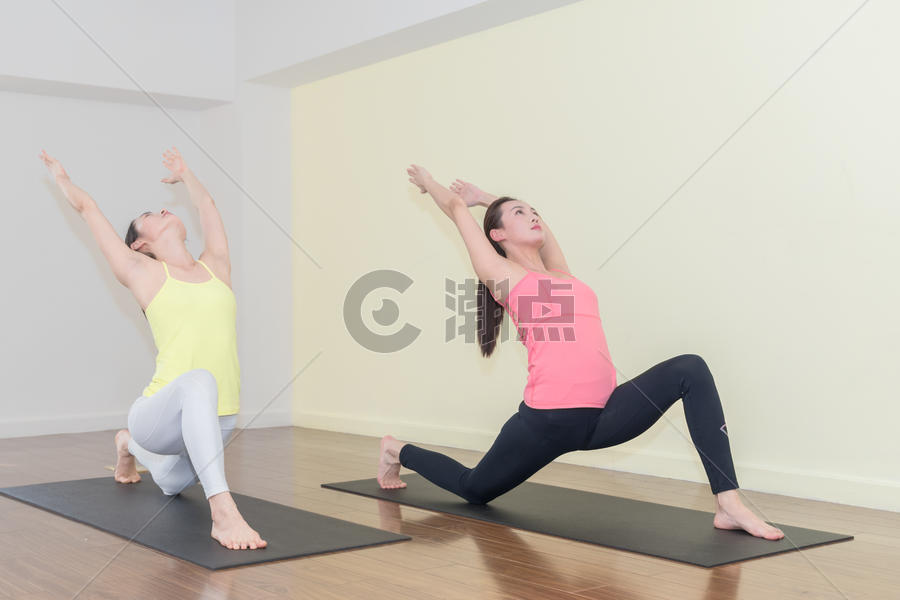 室内双人瑜伽运动图片素材免费下载