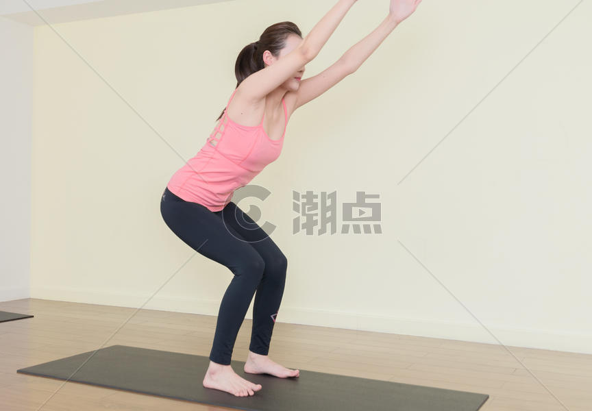 室内瑜伽运动训练图片素材免费下载