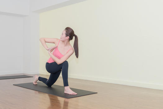 女性室内瑜伽侧身动作图片素材免费下载
