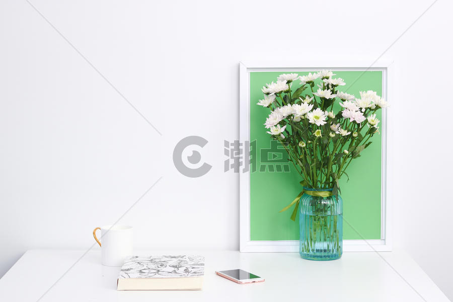 桌面上的花和文具图片素材免费下载