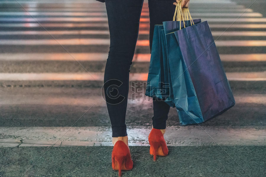 女性购物逛街拍摄图片素材免费下载