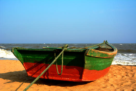 沙滩渔船图片素材免费下载