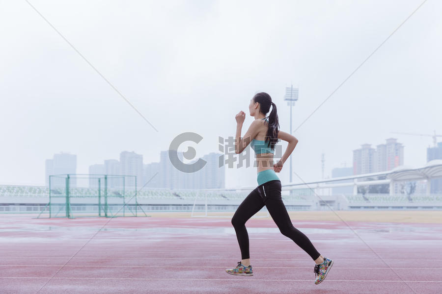 青春活动女性操场跑步图片素材免费下载