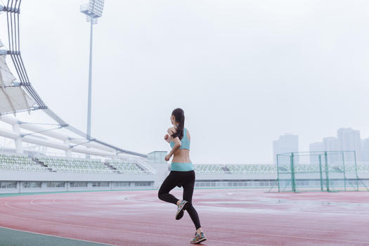 青春活动女性操场跑步图片素材免费下载