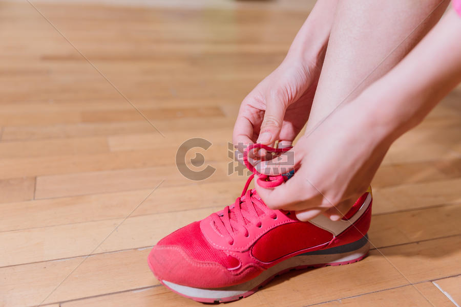 运动健身活力美女系鞋带图片素材免费下载