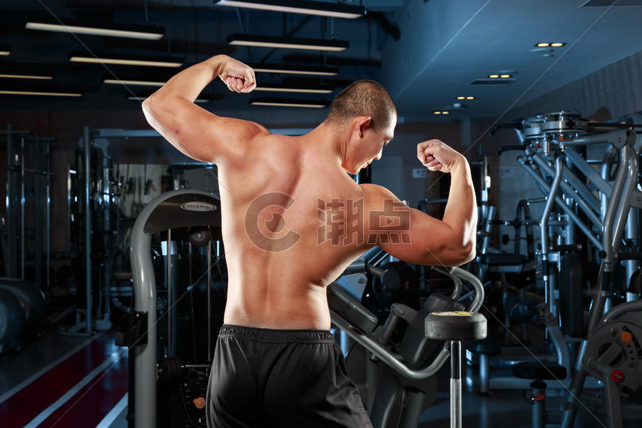 展示肌肉的男性图片素材免费下载