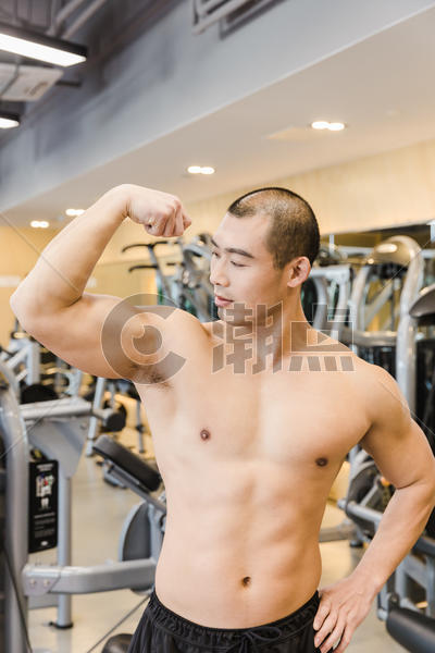 健身房健美男人肌肉展示图片素材免费下载