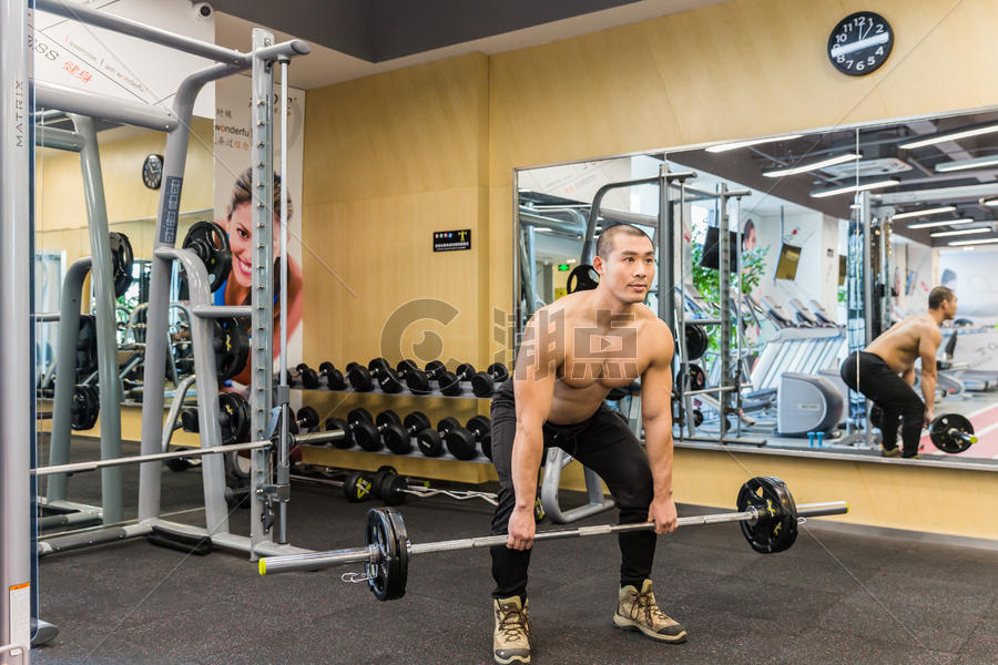 健身房强壮男人举重训练图片素材免费下载