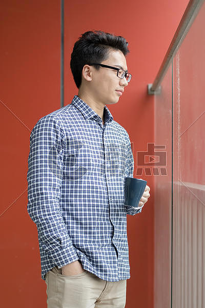 窗前喝咖啡的年轻人图片素材免费下载