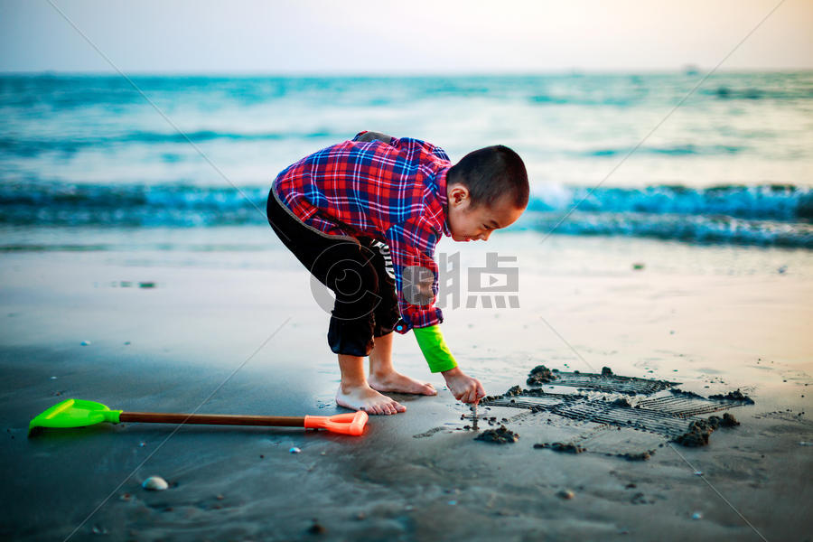 海边的童趣图片素材免费下载