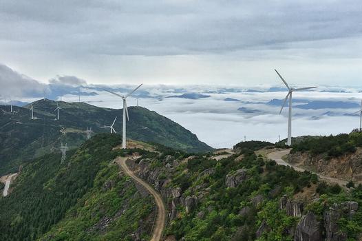 高山上的风力发电机图片素材免费下载