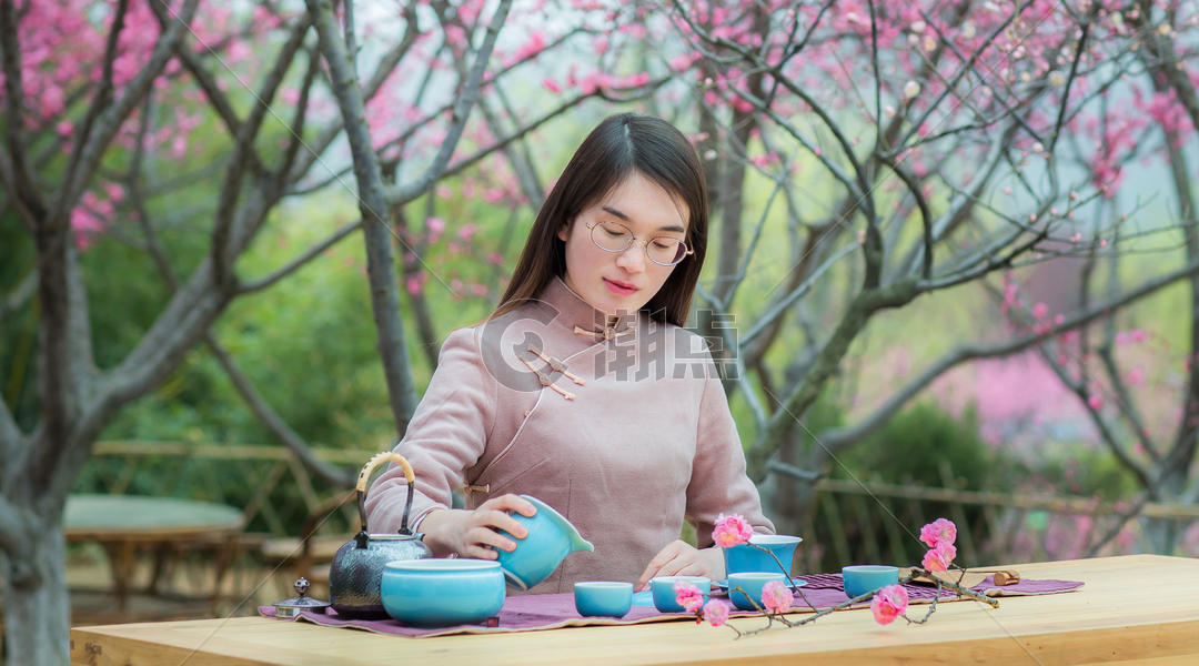 女子在梅花树下泡茶图片素材免费下载