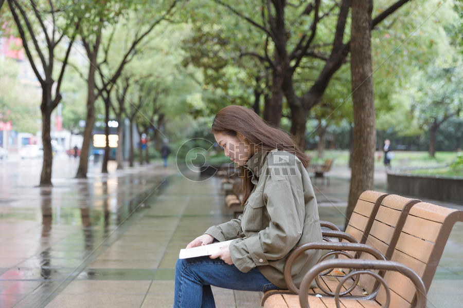 公园里坐着看书的女孩图片素材免费下载