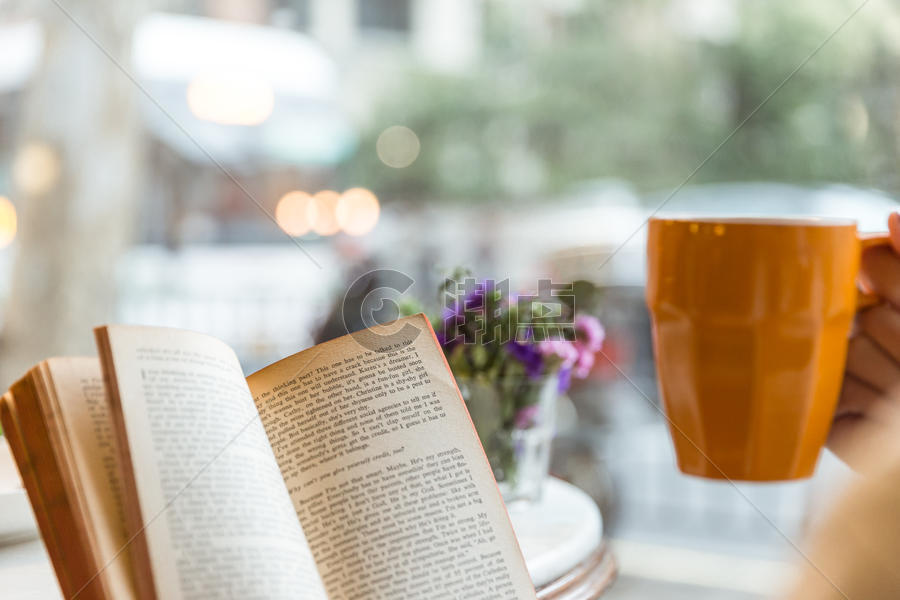 咖啡馆内女孩边喝咖啡边看书图片素材免费下载