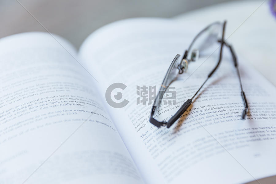清新文艺英文书本上放眼镜图片素材免费下载