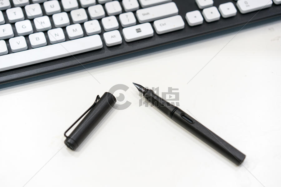 桌面钢笔文具拍摄图片素材免费下载