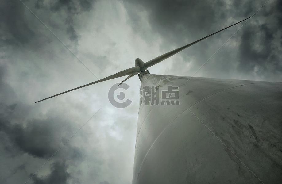 高山上的风能电力发电风车图片素材免费下载