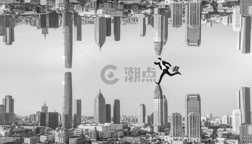 超现实主义人在城市高楼上奔跑图片素材免费下载