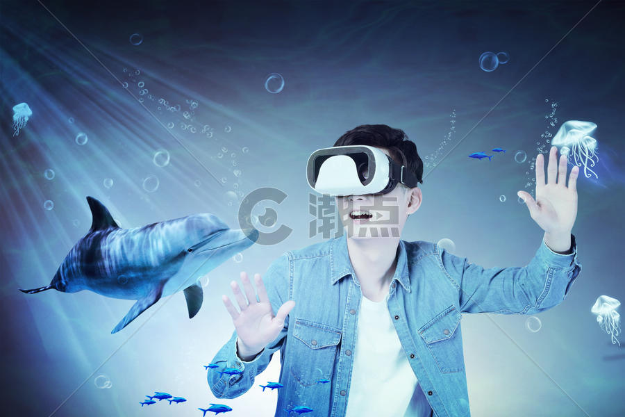 头戴VR在海底与鱼玩耍图片素材免费下载