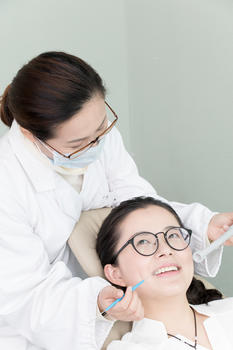 医生为病人检查牙齿牙科口腔图片素材免费下载