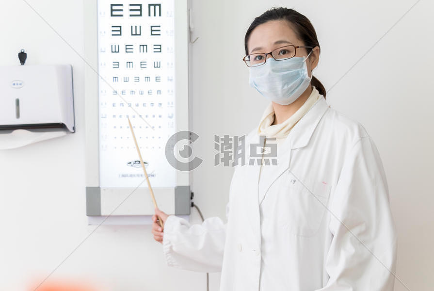 眼科医生检查眼睛图片素材免费下载