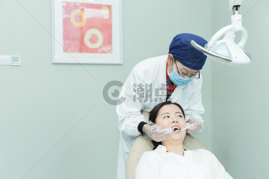 健康医疗医生给美女检查牙齿图片素材免费下载