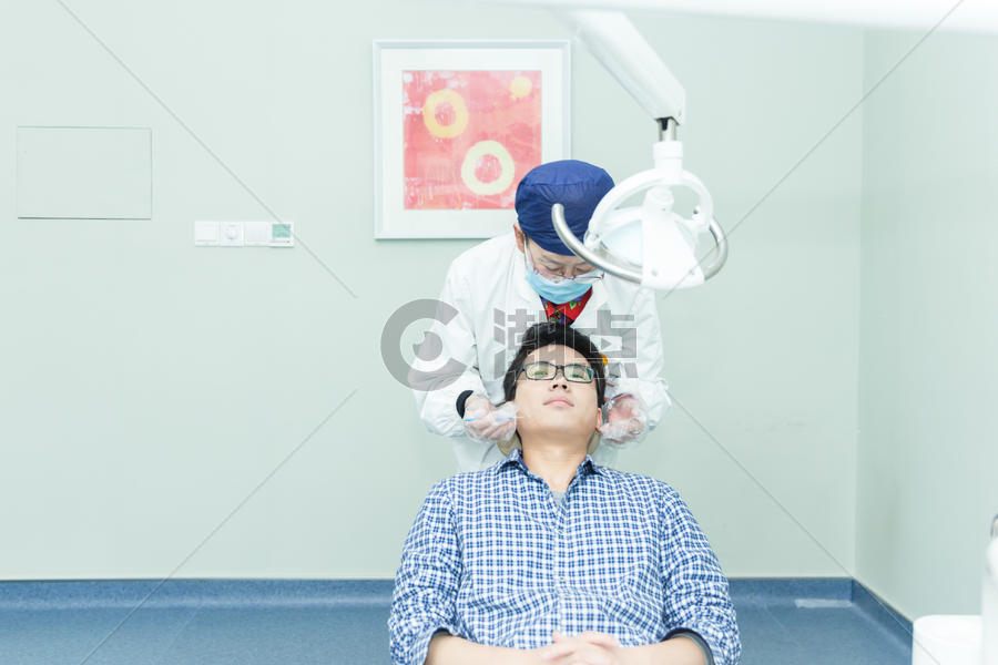 健康医疗牙科医生给男人检查图片素材免费下载