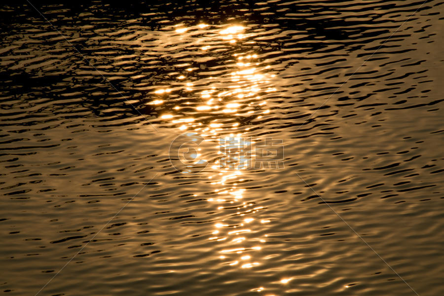 闪亮波光粼粼的湖面图片素材免费下载
