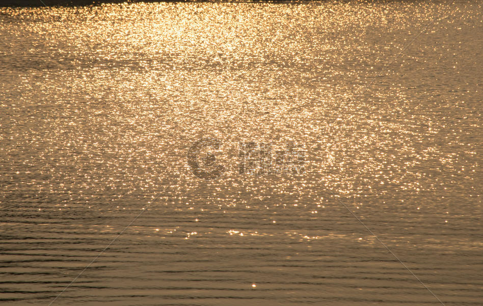 闪亮波光粼粼的湖面图片素材免费下载