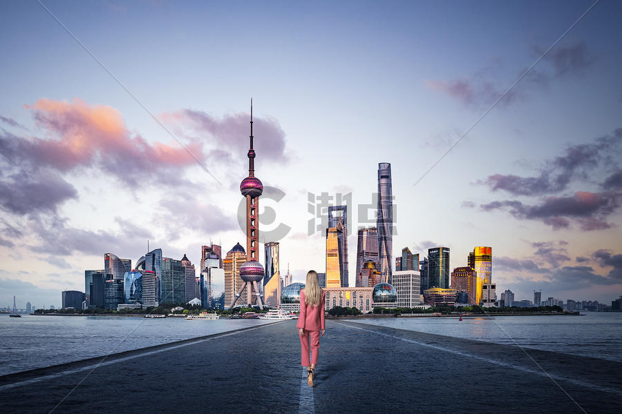 上海地标建筑东方明珠海面上的公路图片素材免费下载