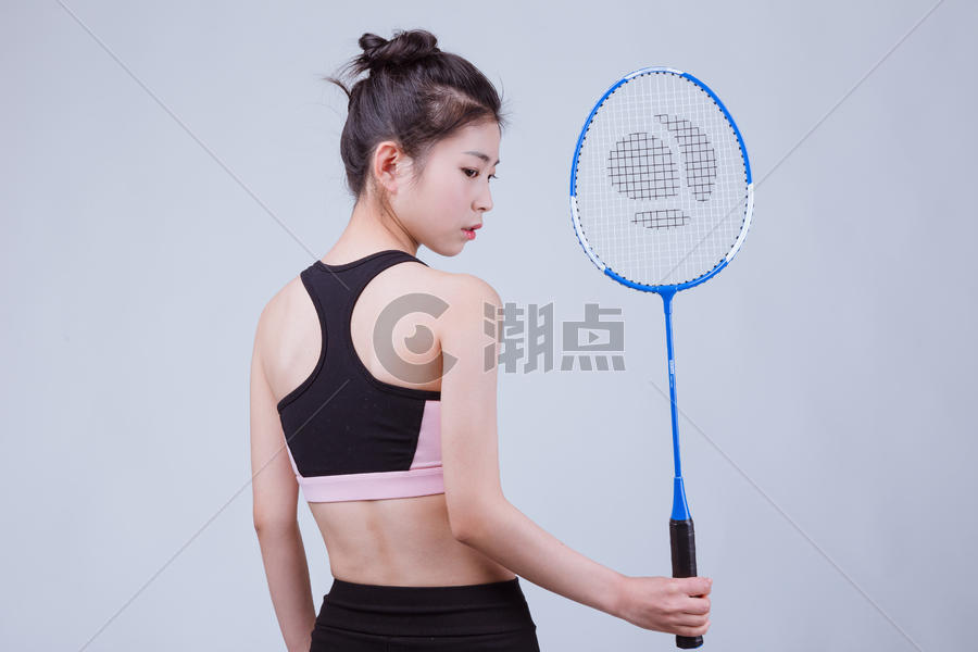 青春活动运动美女打羽毛球图片素材免费下载