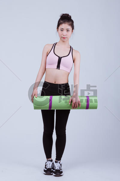 小清新运动美女拿瑜伽垫图片素材免费下载