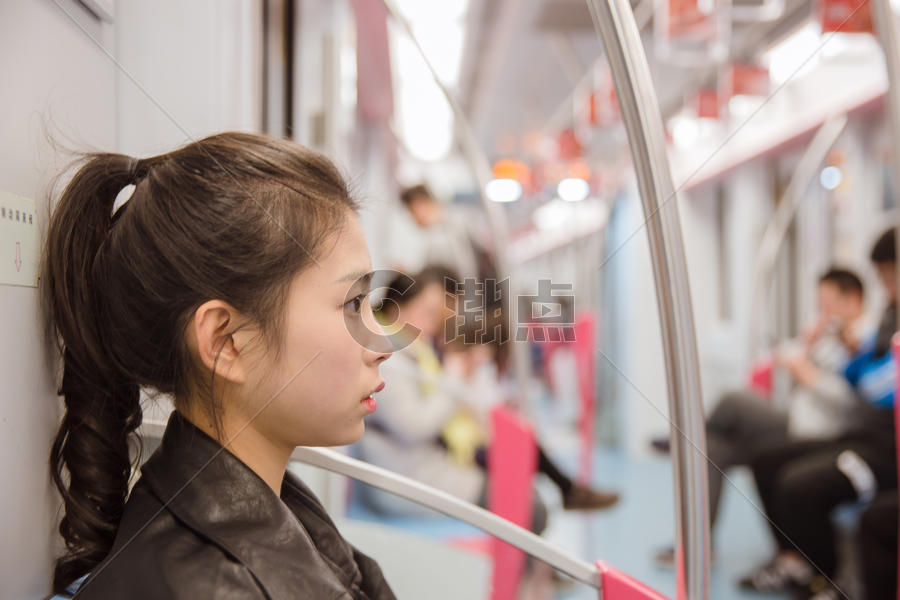 年轻美丽女孩坐地铁图片素材免费下载