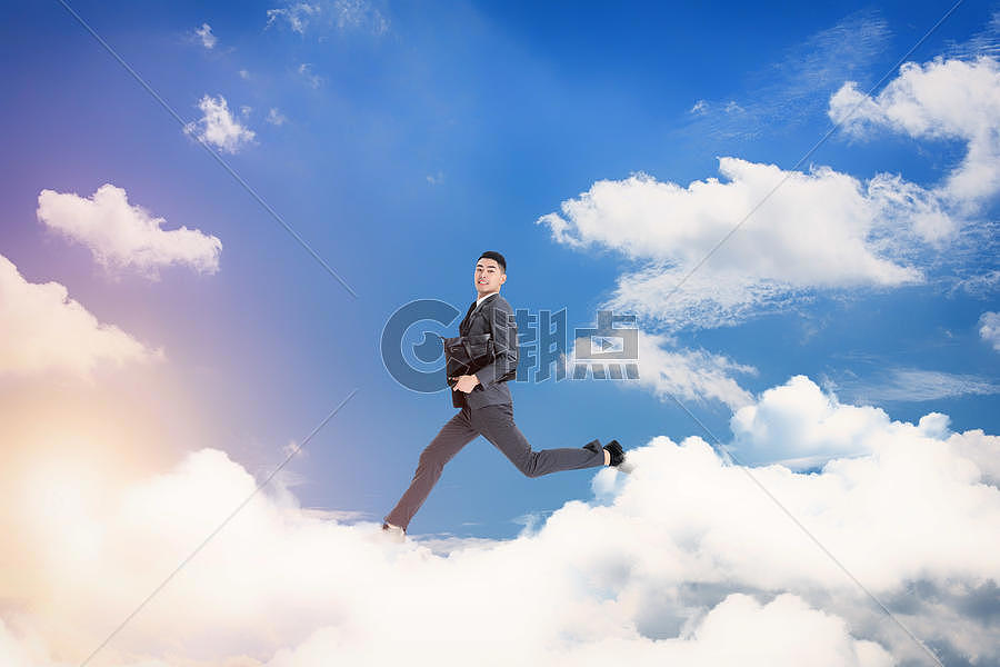 云朵中跳跃的人图片素材免费下载