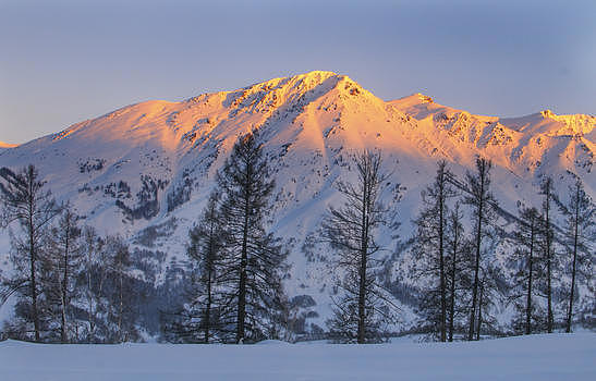 日出阳光洒在雪山上图片素材免费下载