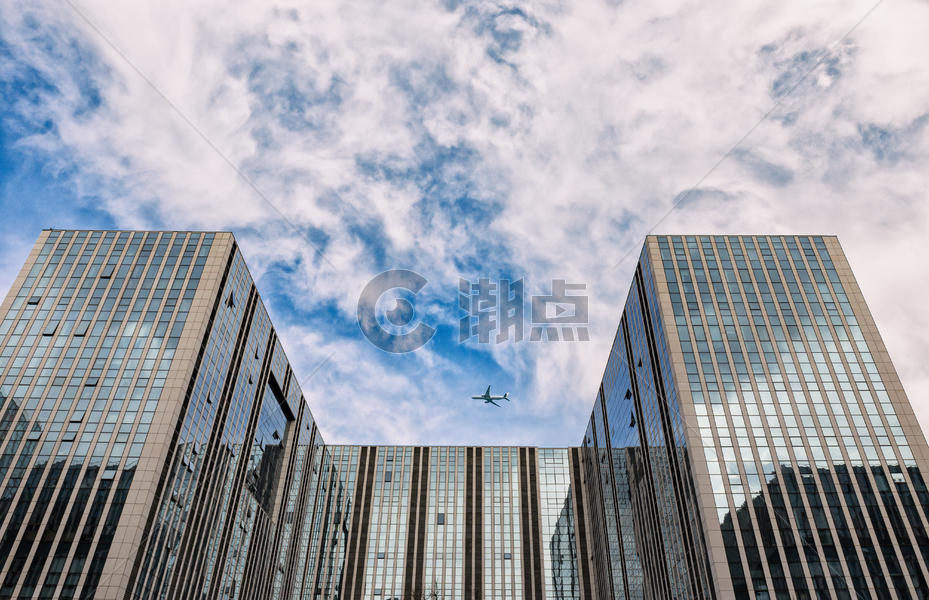 蓝天白云建筑和飞机图片素材免费下载