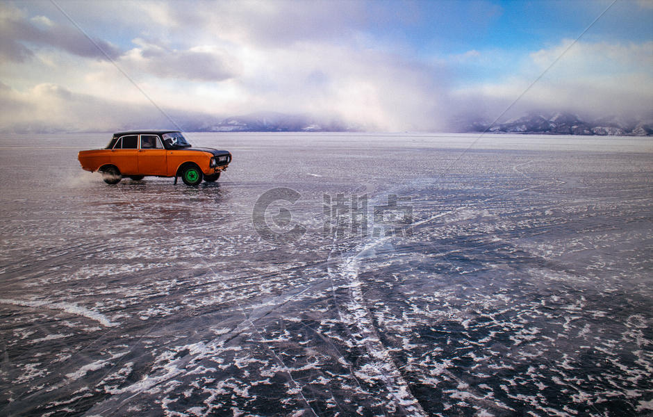 冰面上行驶的老式轿车 在资本寒冬中前进图片素材免费下载