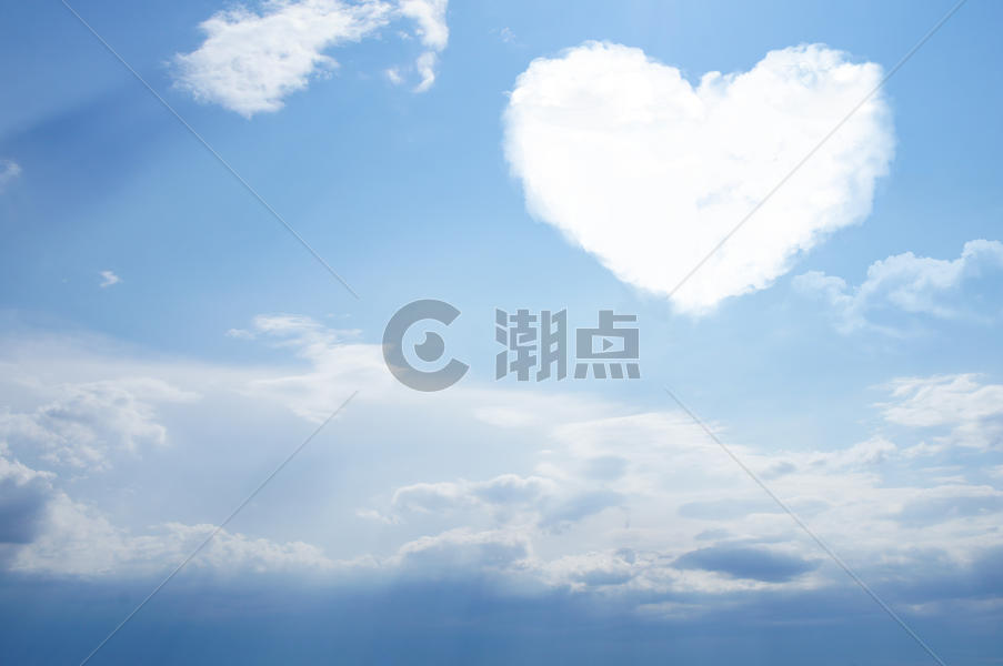 蓝色天空下的创意爱心云彩图片素材免费下载