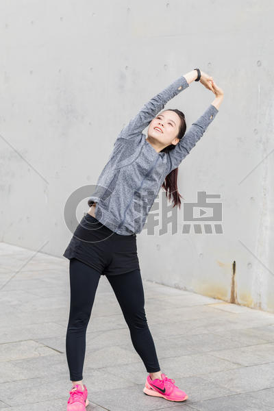 女性户外运动热身伸展图片素材免费下载