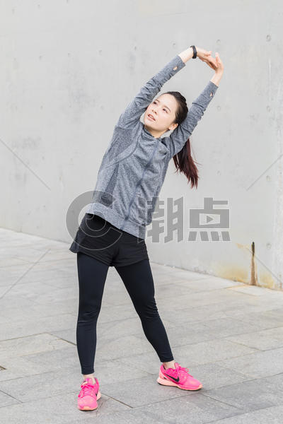 女性户外运动热身伸展图片素材免费下载
