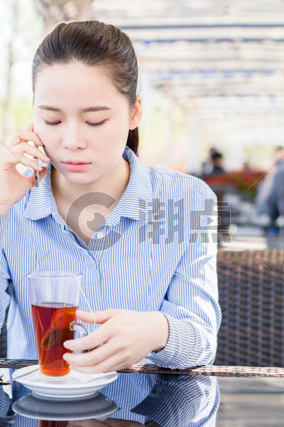 年轻女性在咖啡店打电话图片素材免费下载